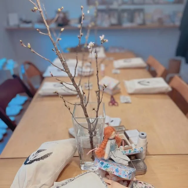 Workshops poupées en France : deux dates d’atelier printaniers 🌸 vous sont proposées aux Sables d’Olonne, les samedi 16 ou 28 mars prochains. Dans la charmante maison-atelier de mon amie Caroline @cinqa10 venez apprendre les techniques pour créer votre propre poupée ou poupon, passer une belle journée de partage et de création et découvrir l’atelier et les créations en céramiques de Cinq à 10. Renseignements et réservations sur la boutique en ligne.